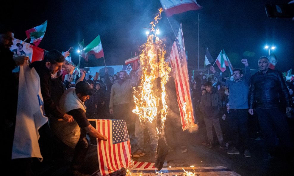 Prosvjednici spaljuju izraelske i američke zastave u Teheranu