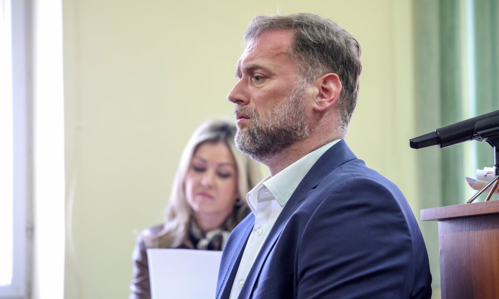 Mario Banožić i odvjetnica Ksenija Vržina (u pozadini)