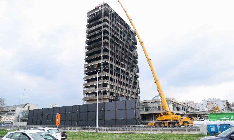 Dizalica uklanja natpis "Vjesnik"