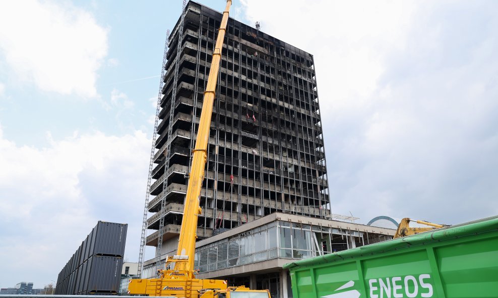 Dizalica uklanja natpis "Vjesnik"