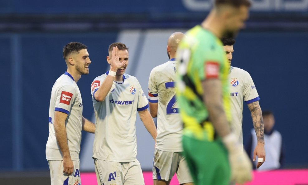 Luka Stojković (u sredini)