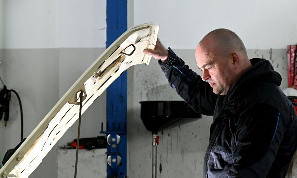 Popravak automobila (ilustracija)