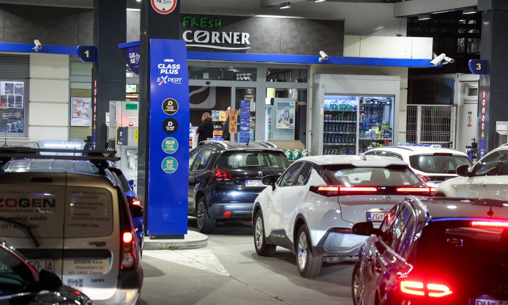 Gužva na benzinskim postajama