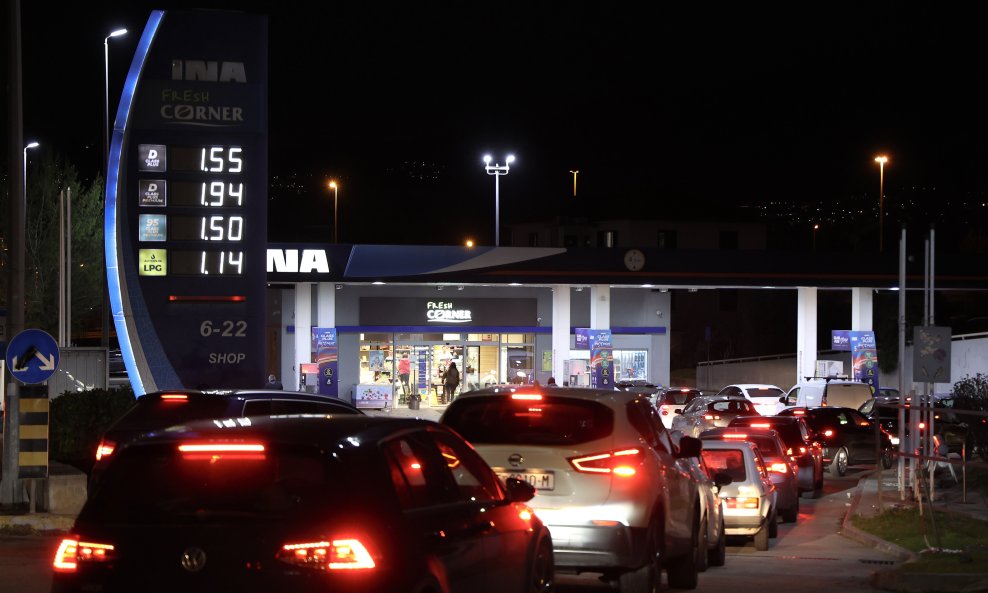 Detalj s benzinske crpke u Kaštelima u ponedjeljak navečer