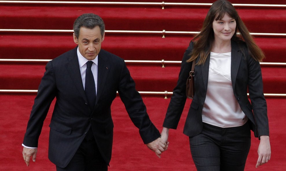 Carla Bruni i Nicolas Sarkozy odlaze iz Elizejske palače