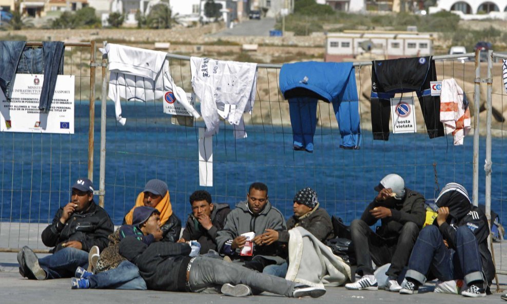 Tuniski imigranti u Lampedusi