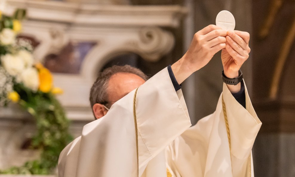 Svećenik predvodi misu