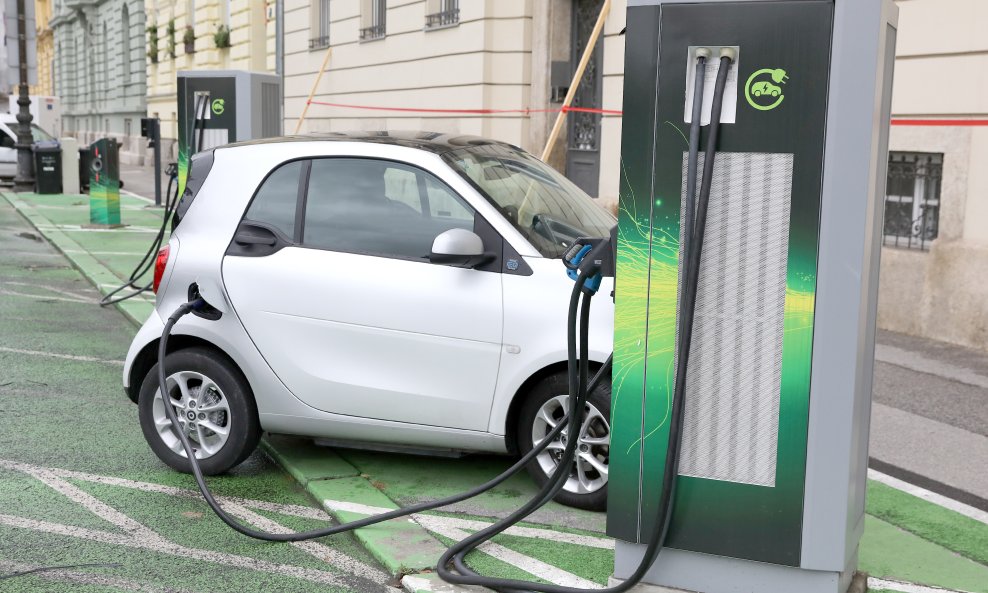 Punjenje električnog automobila (ilustracija)