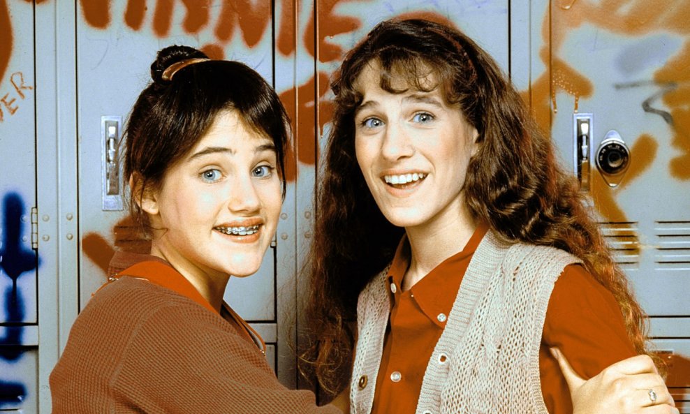 Amy Linker i Sarah Jessica Parker u sceni iz serije 'Square Pegs' 1982.