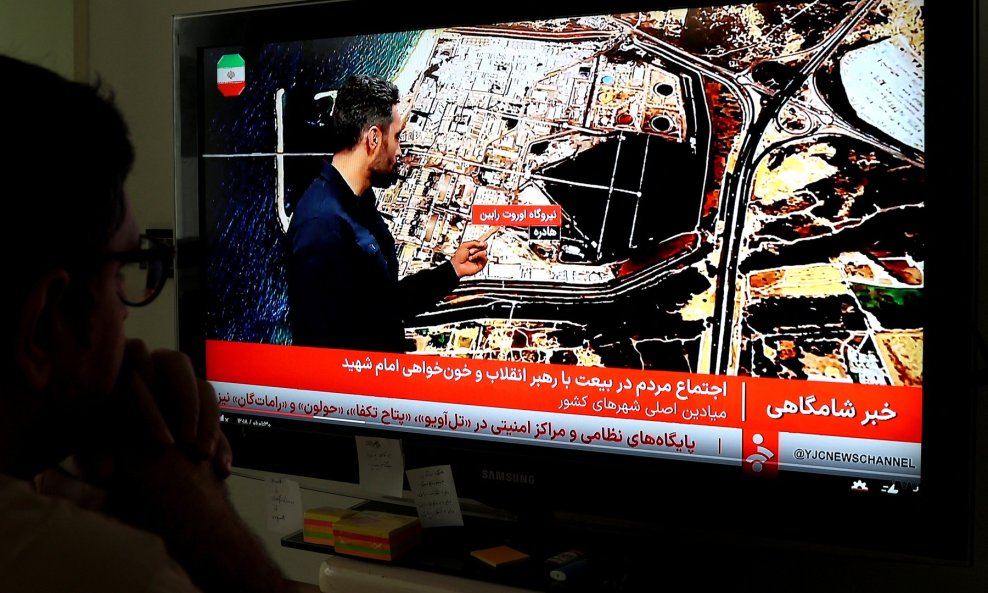 Iranac gleda vijesti na iranskoj državnoj televiziji