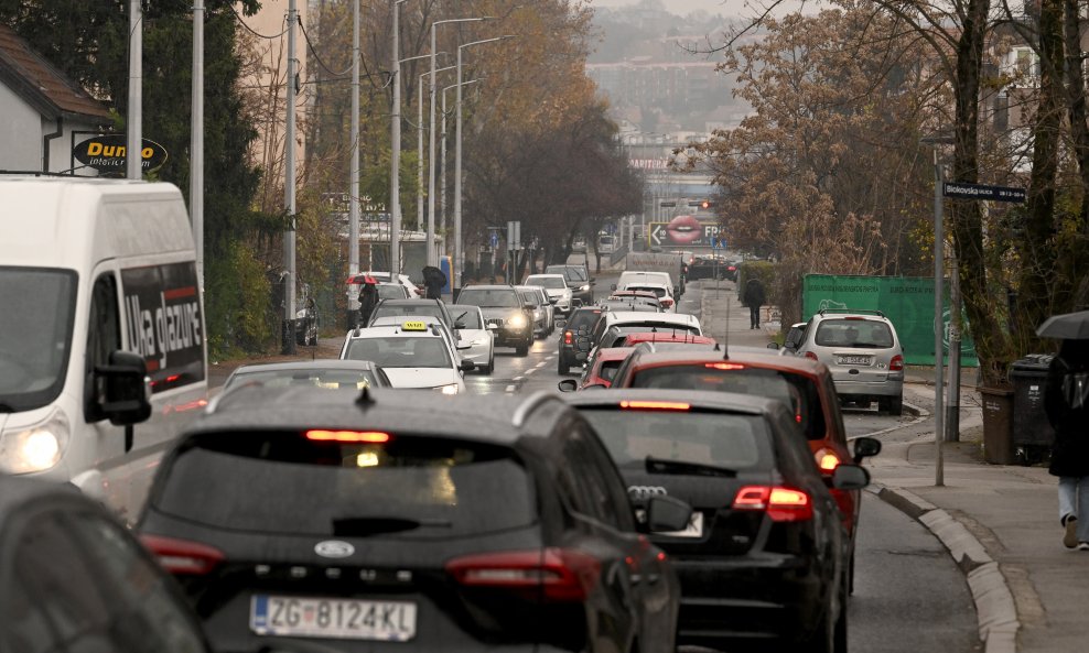 Gužva u prometu (ilustracija)