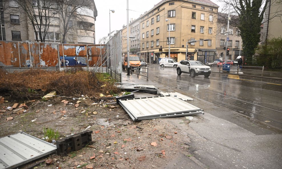 Zagreb: Olujni vjetar rušio bicikle i skele