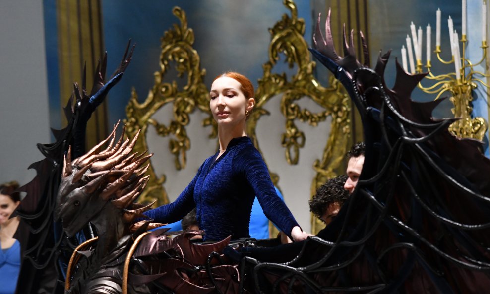 U predstavi sudjeluje cijeli ansambl Baleta HNK u Zagrebu, uključujući sve prvake i soliste