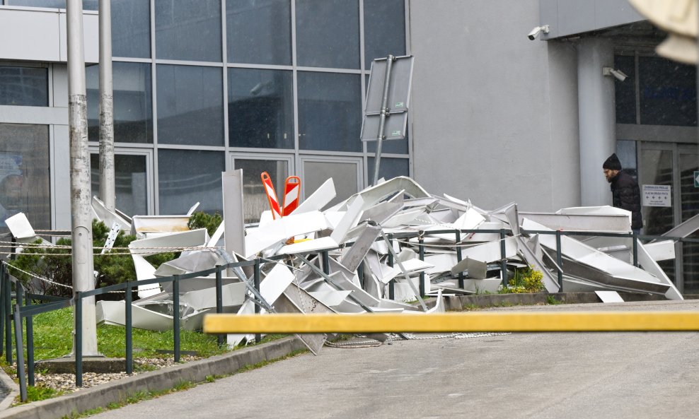 Zagreb: Nevrijeme oštetilo nadstrešnicu na Rebru