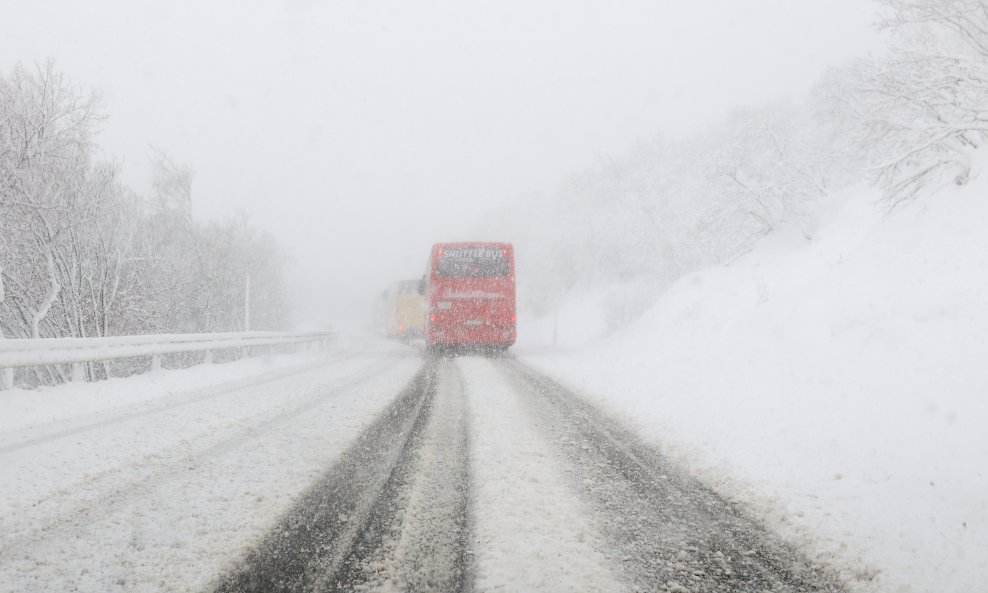 Snijeg je paralizirao promet prema Rijeci