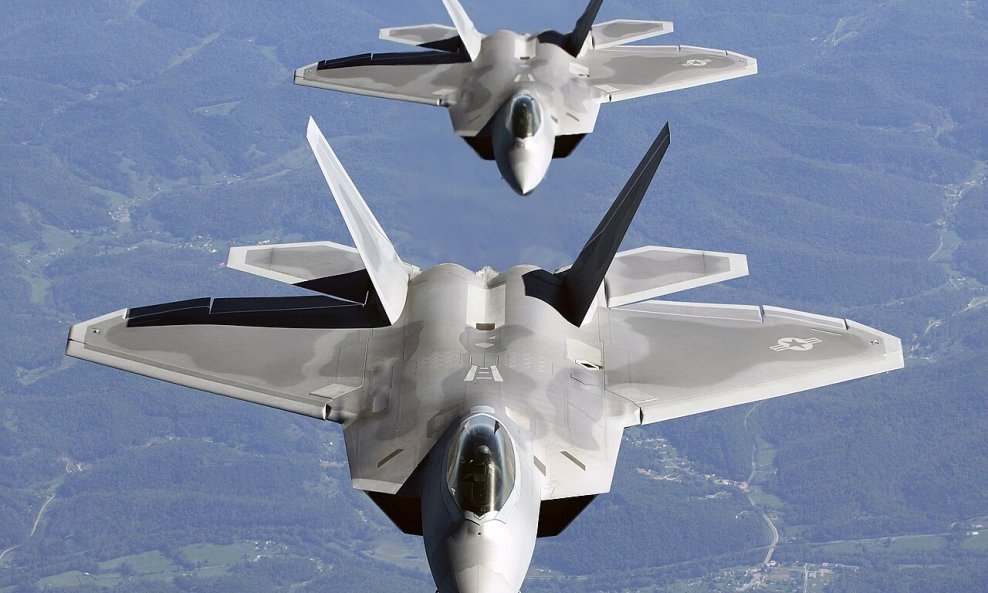 Dva F-22 snimljena u bliskoj formaciji
