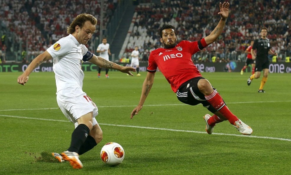 Ivan Rakitić (L) i Ezequiel Garay