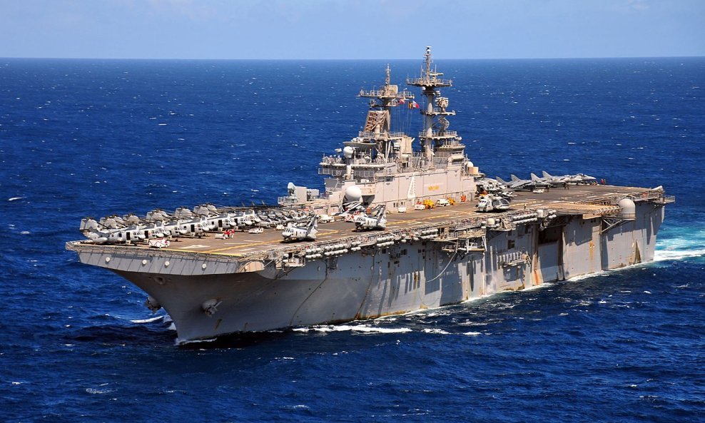 USS Boxer tijekom plovidbe Indijskim oceanom 2011. godine