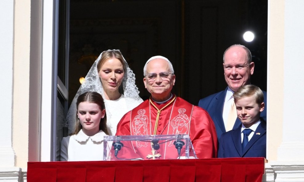 Princ Albert, princeza Charlene sa djecom i Papom Lavom pozdravili su okupljene kako bi obilježili ovu prigodu