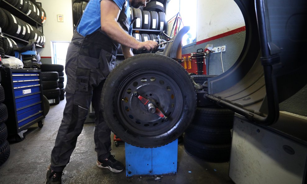 Promjena guma (ilustracija)