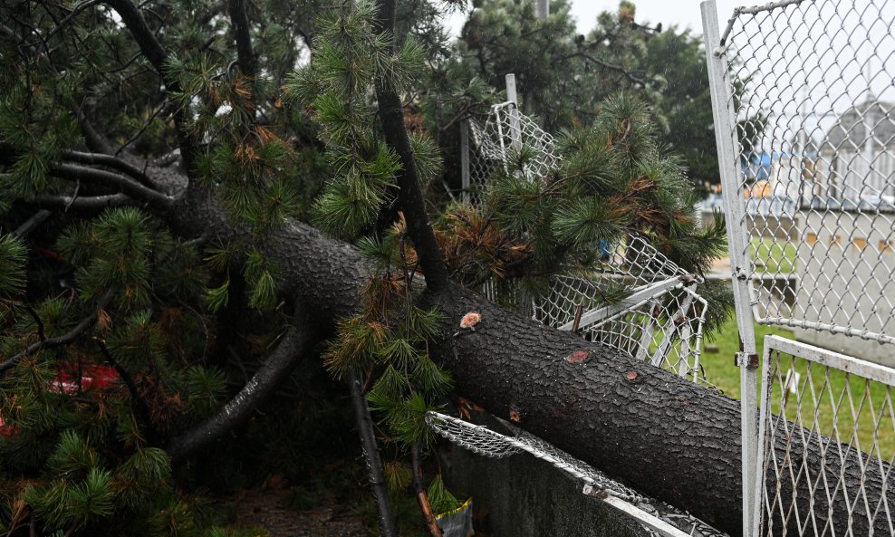 Nevrijeme je prouzročilo štetu diljem grada