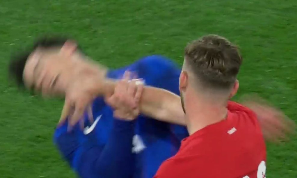 Turčin udara Prpića