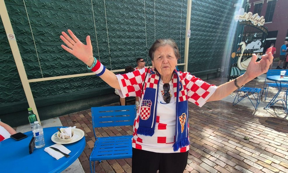 Gospođa Ana u dresu s Modrićevim potpisom