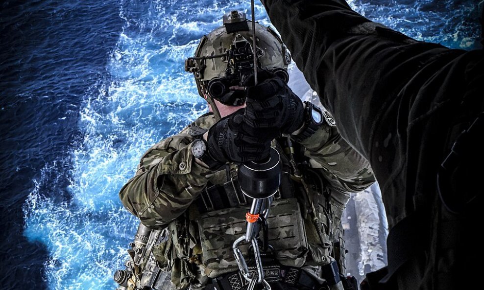 Pripadnik Navy SEALs spušta se iz helikoptera na podmornicu klase Ohio