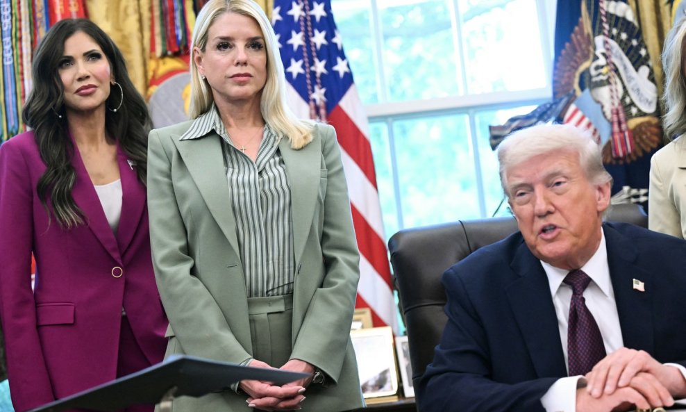 Kristi Noem, Pam Bondi i Donald Trump