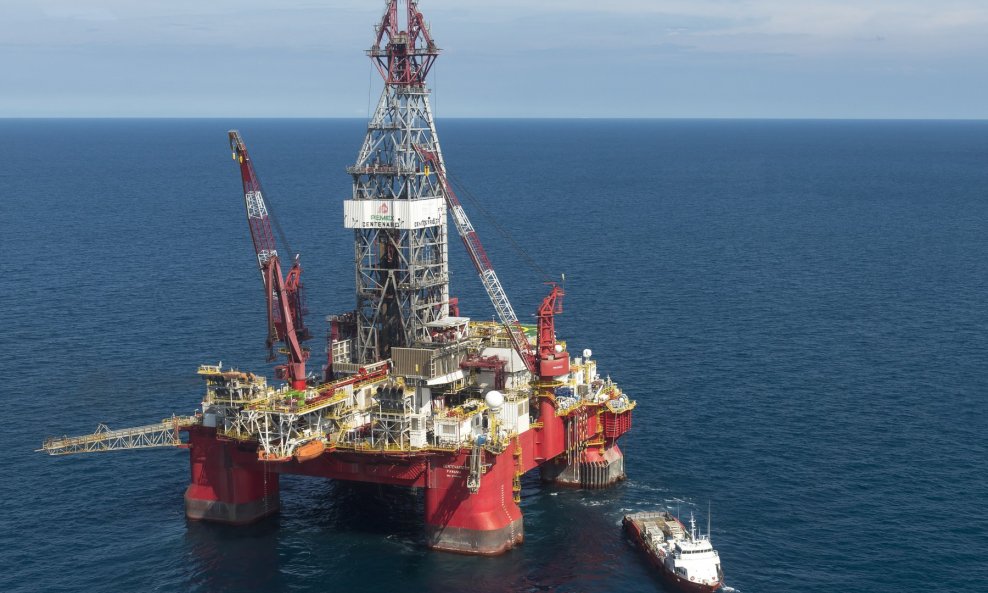 Naftna bušotina u Meksičkom zaljevu - ilustracija