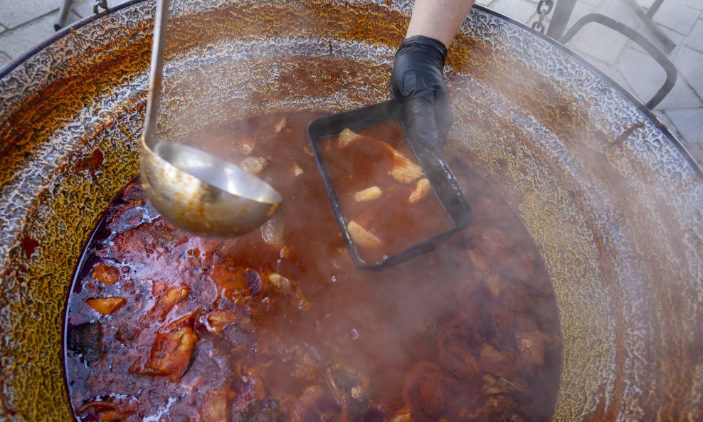 Podjela tradicionalnog fiš paprikaša na Veliki petak u Osijeku
