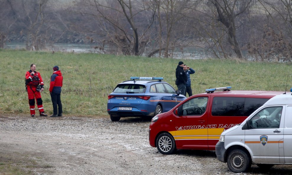 Policija u akciji spašavanja - ilustracija