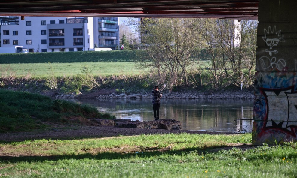Zagreb: Maloljetnici u koritu Save pronašli lubanju u vrećici s kamenom