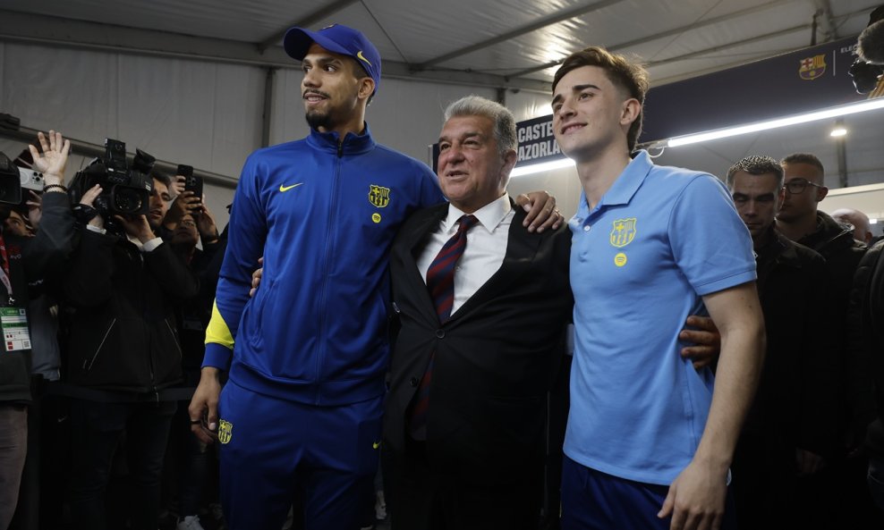 Joan Laporta (u sredini), uz igrače Gavija (desno) i Ronalda Arauja