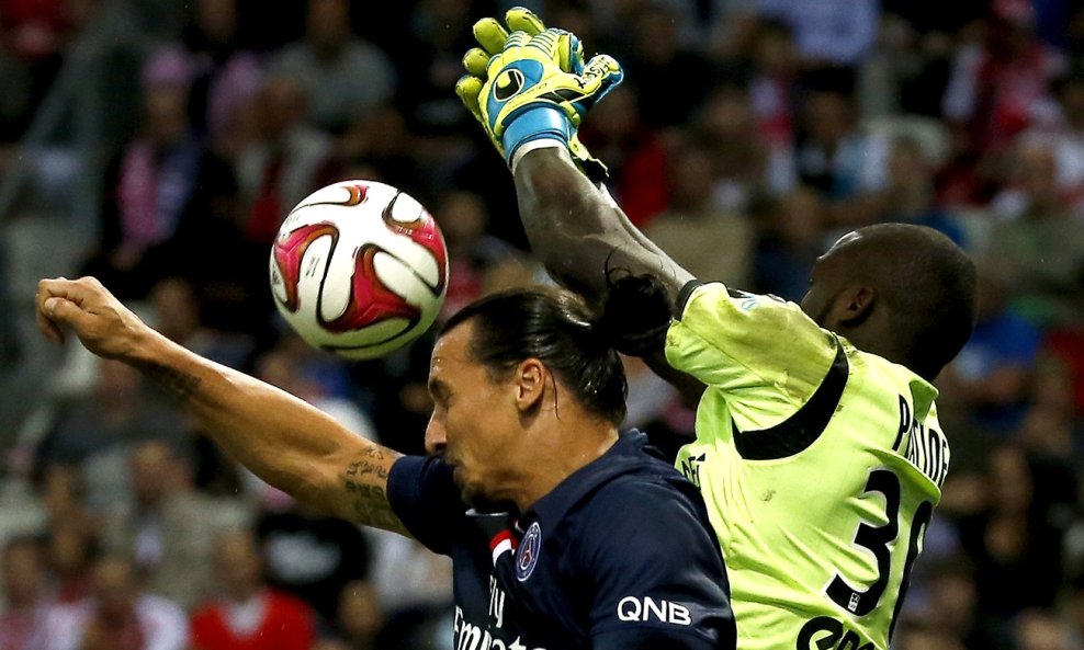 Johny Placide u duelu sa Zlatanom Ibrahimovićem