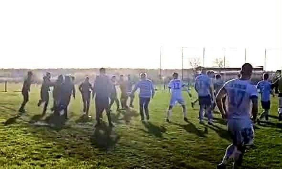 Huligani upali na teren