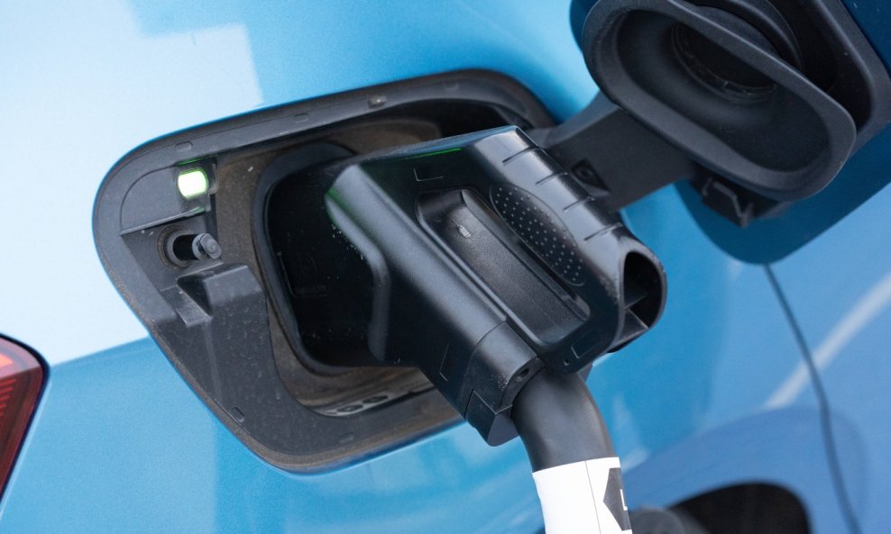 Električni automobil