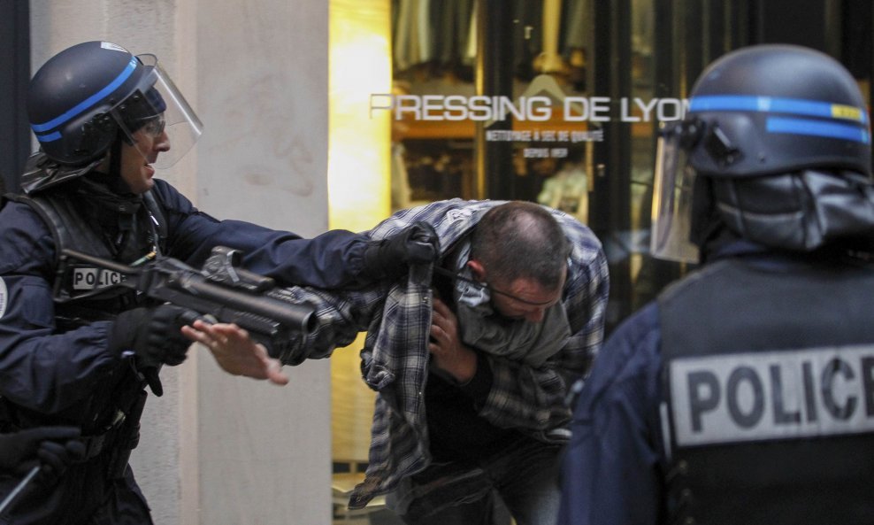 francuski policajci protiv prosvjednika