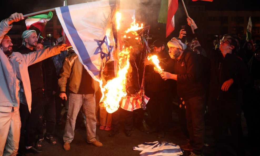 Iranci palili američke i izraelske zastave