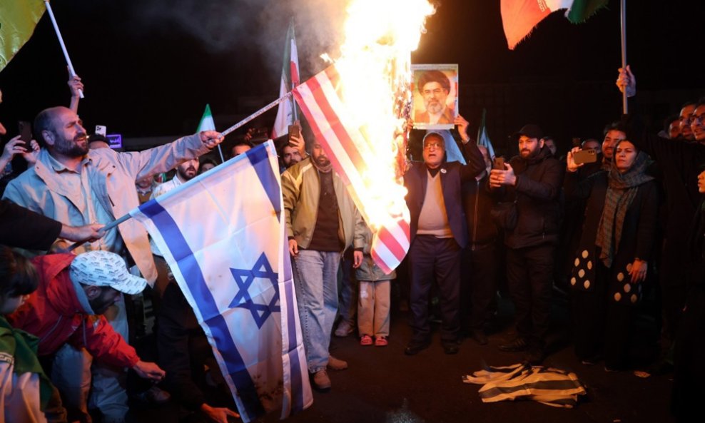 Iranci pale američke i izraelske zastave