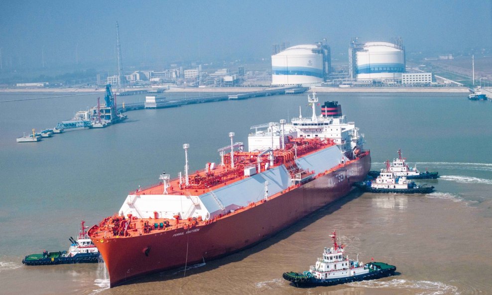 Brod natovaren ukapljenim prirodnim plinom (LNG) ispred luke