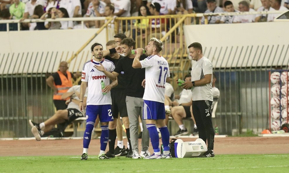 Dario Melnjak i Filip Krovinović slušaju upute trenera Garcije