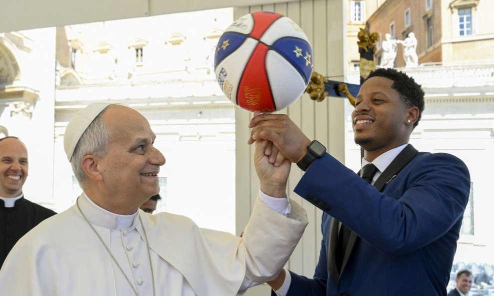 Papa Lav XIV. i Harlem Globetrotters