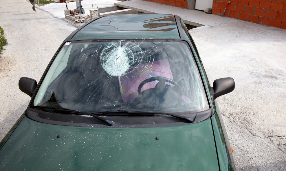 Razbijeno staklo automobila (ilustracija)