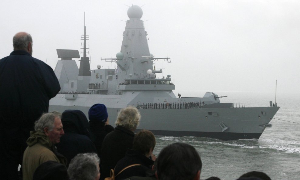 Razarač HMS Daring tipa 45