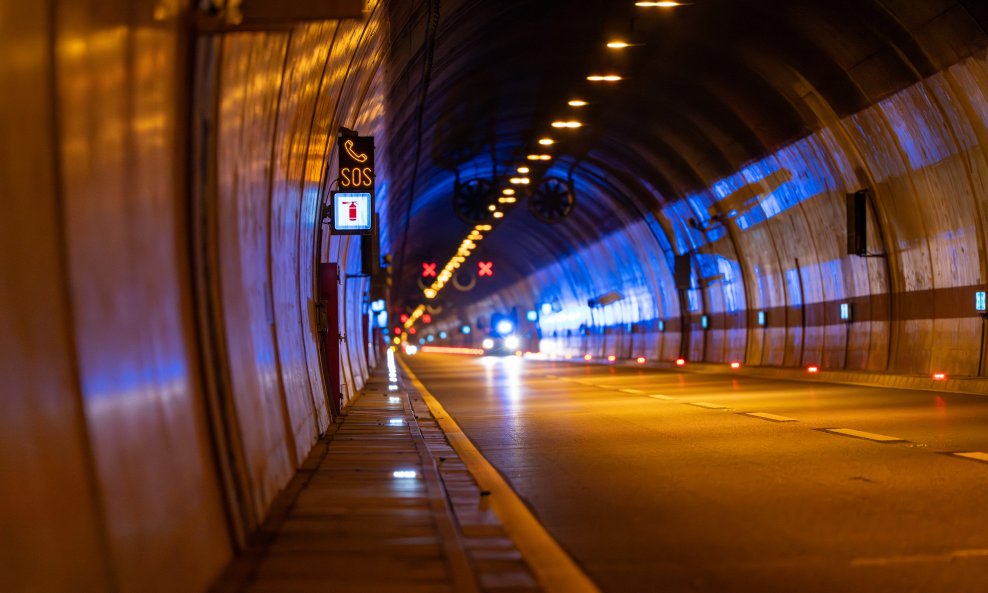 Prometna u tunelu, ilustracija