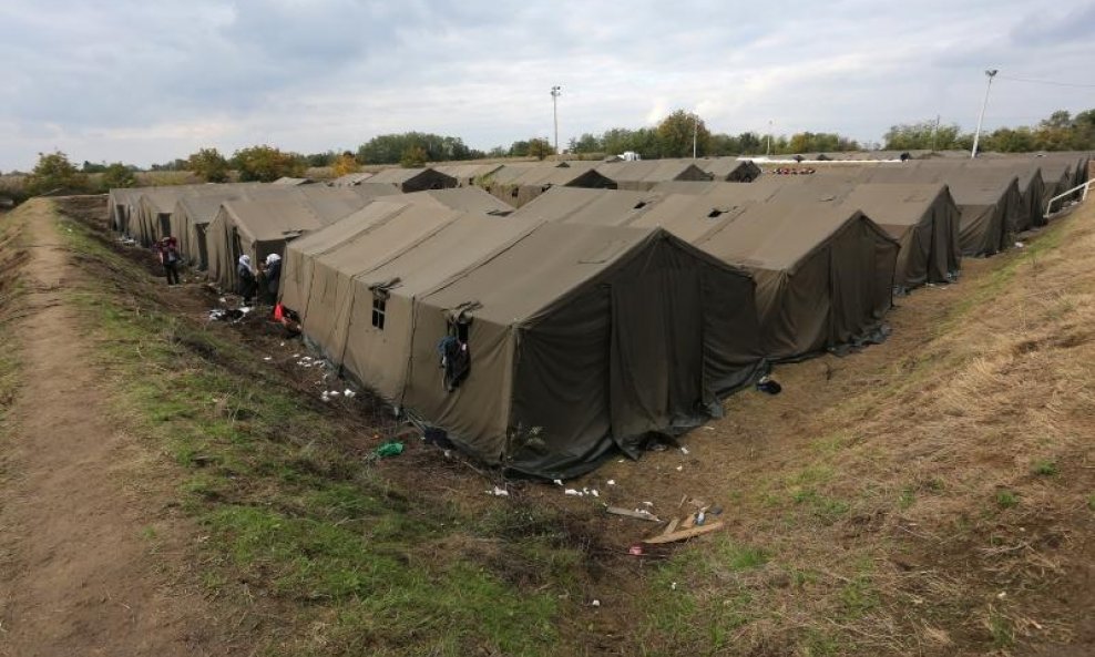 Kamp za prihvat izbjeglica u Opatovcu
