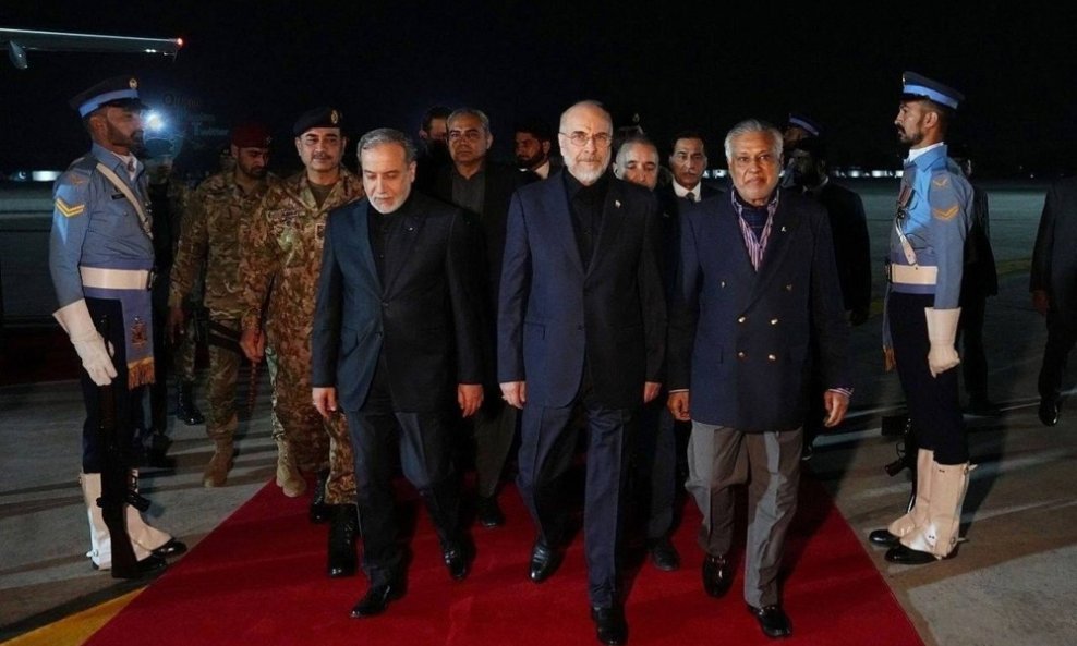 Predsjednik iranskog parlamenta Mohamad Bager Galibaf i iranski ministar vanjskih poslova Abas Aragči po dolasku u zračnu luku u Islamabadu u Pakistanu