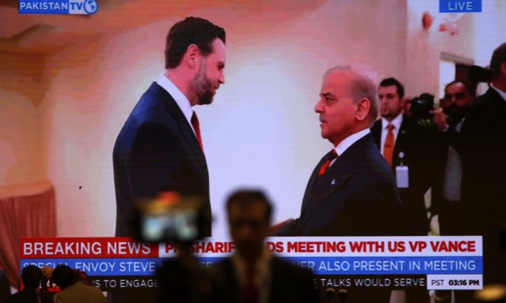 Pakistanska državna televizija prenosi sastanak američkog potpredsjednika J. D. Vancea i pakistanskog premijera Shehbaza Sharifa.