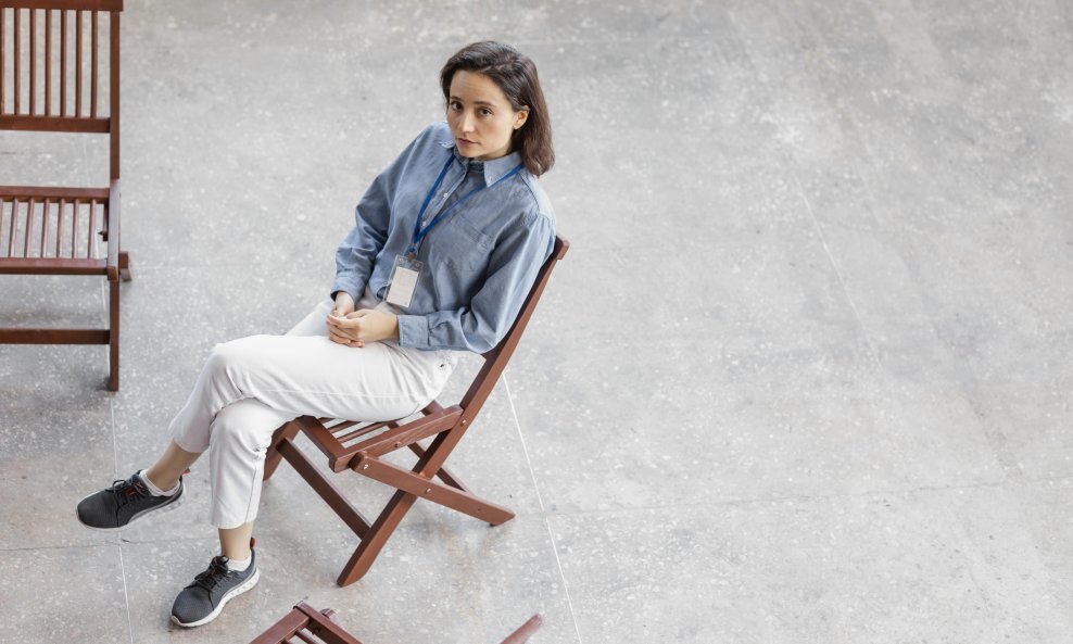 Sjedenje prekriženih nogu najčešća je poza koju tijekom dana puno puta zauzima većina žena